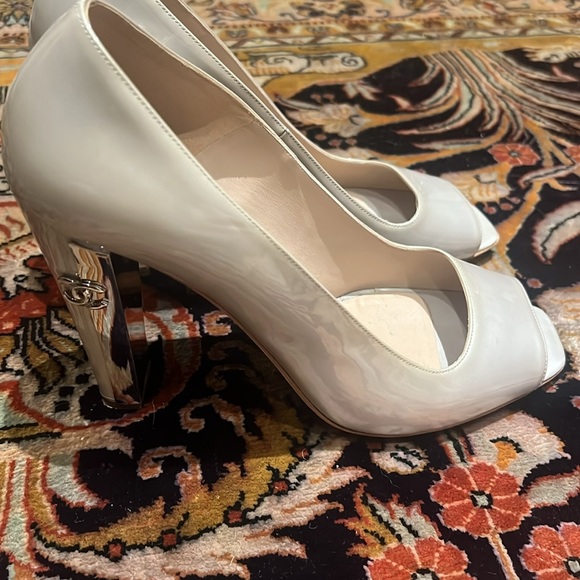 CHANEL Patent Leather CC Open Toe Pumps Silver/Gray Sz 40 - Picture 4 of 15